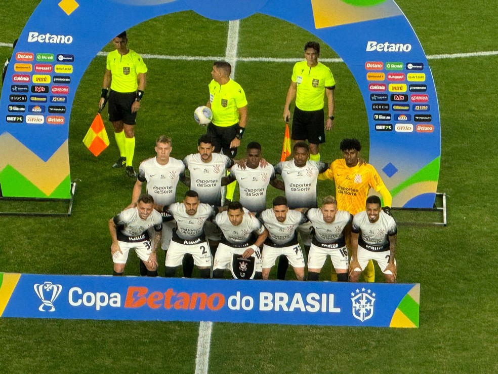 Jogadores do Corinthians antes de jogo contra o Grêmio — Foto: Emilio Botta