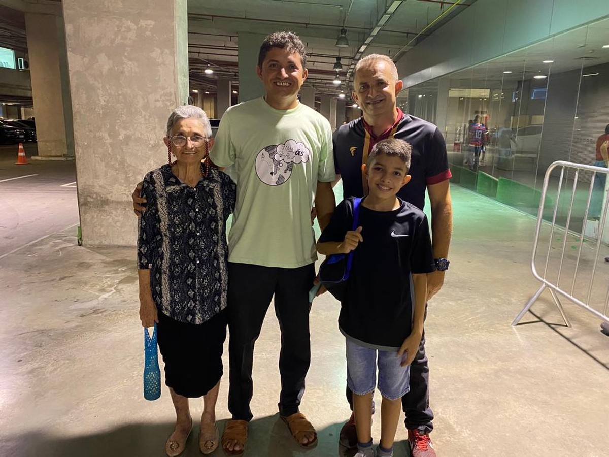 Idosa viaja 400km para ver Corinthians no Castelão em aniversário de 86 anos