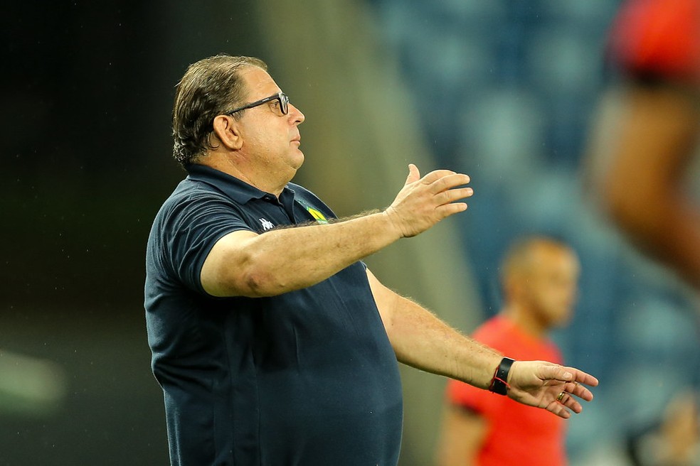 Técnico Guto Ferreira durante partida contra o Operário-PR — Foto: AssCom Dourado