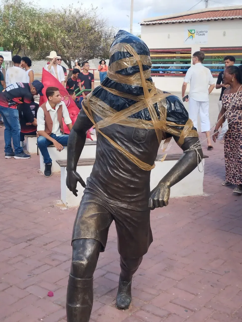 Estátua de Daniel Alves foi vandalizada em Juazeiro em setembro de 2023 — Foto: Reprodução / Redes Sociais