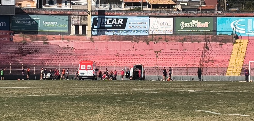 Andryl reanimado em campo