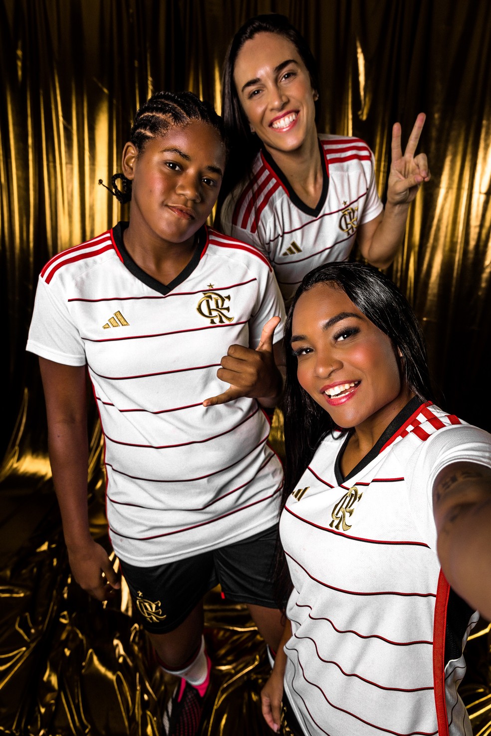 Thaís Regina (esquerda), Agustina e Kaylaine Jr (agachada) foram as modelos do Flamengo para lançar a camisa 2 — Foto: Divulgação/Adidas