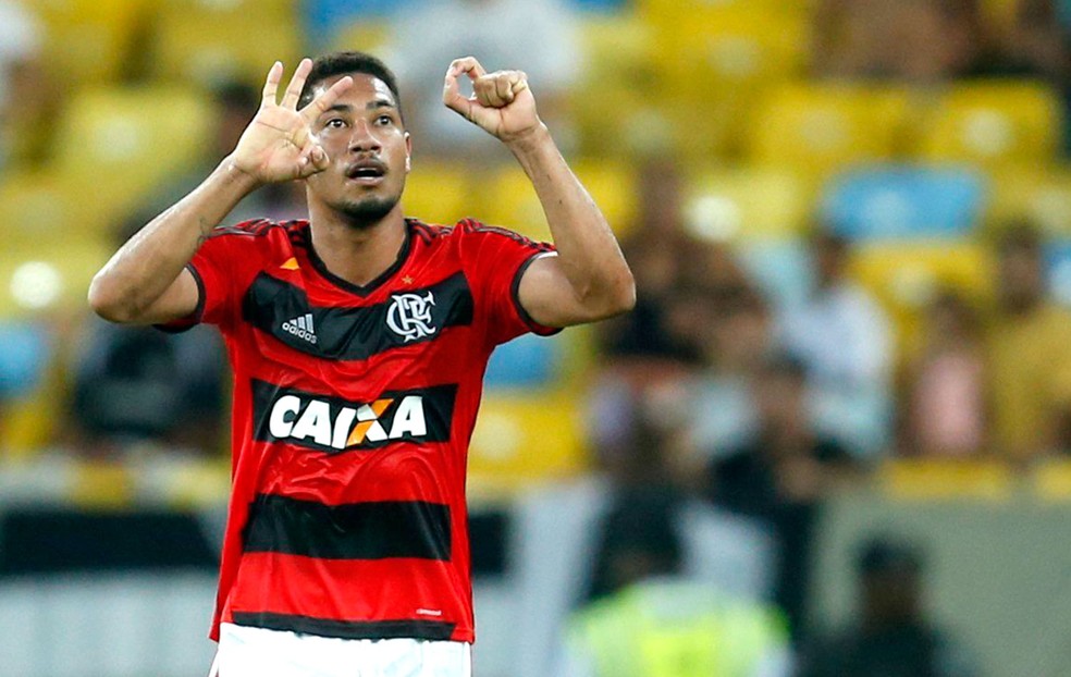 Hernane fez tr&ecirc;s contra o Botafogo na Copa do Brasil de 2013 &mdash; Foto: Alexandre Cassiano / Ag&ecirc;ncia O Globo