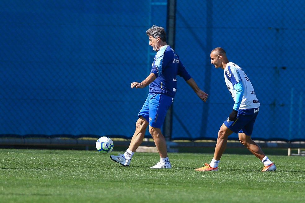 Renato Gaúcho e Thaciano  — Foto: Lucas Uebel / Grêmio, DVG