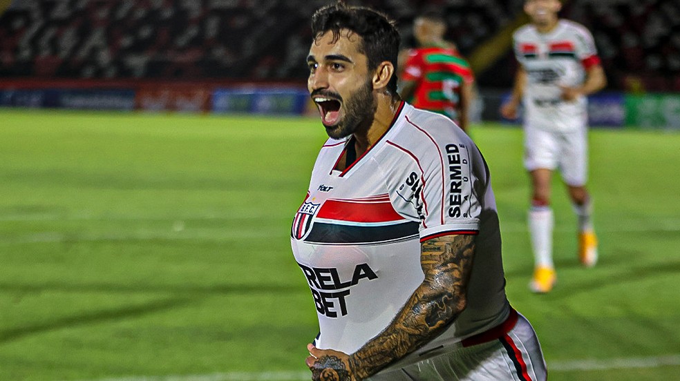 Gol único da minha carreira”, diz Brey após homenagear filho em vitória do  Botafogo-SP | Ge