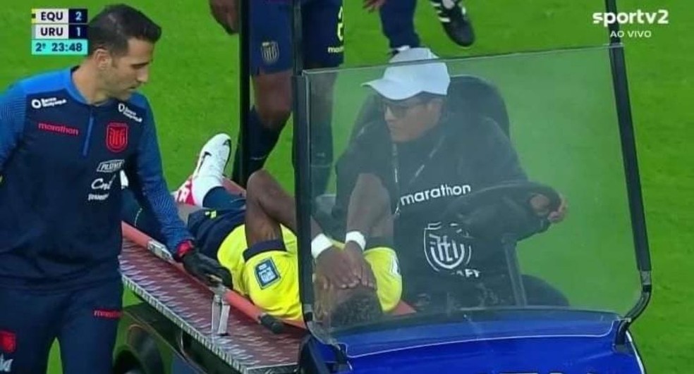 Arboleda, do São Paulo, sai lesionado em jogo do Equador — Foto: Reprodução