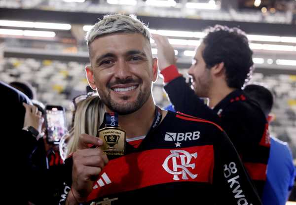 Arrascaeta sofre lesão no joelho e fica fora do Flamengo até 2025