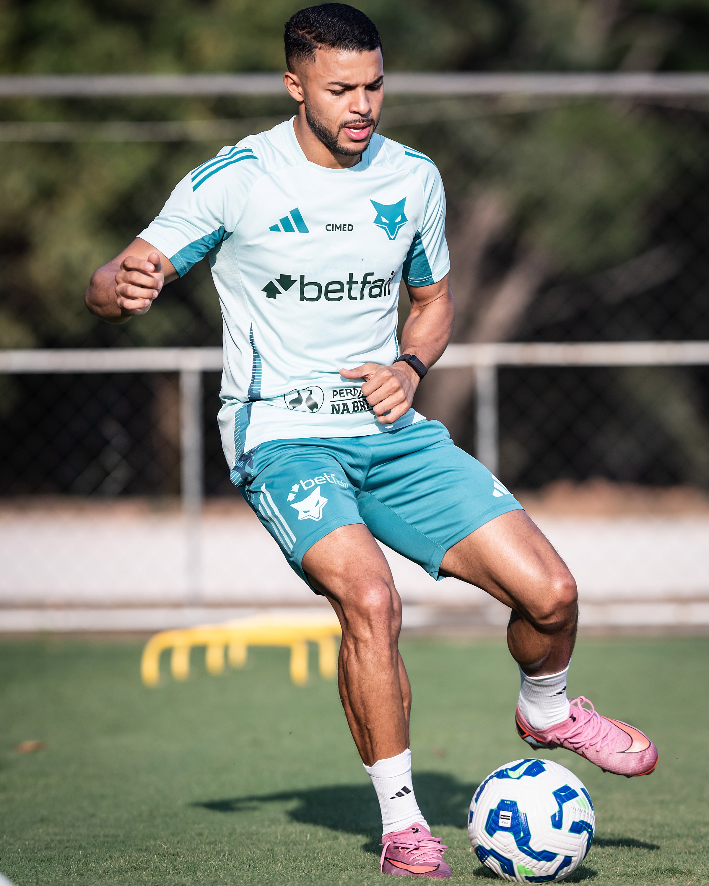 Atacantes do Cruzeiro realizam treinos distintos e Wanderson inicia transição.