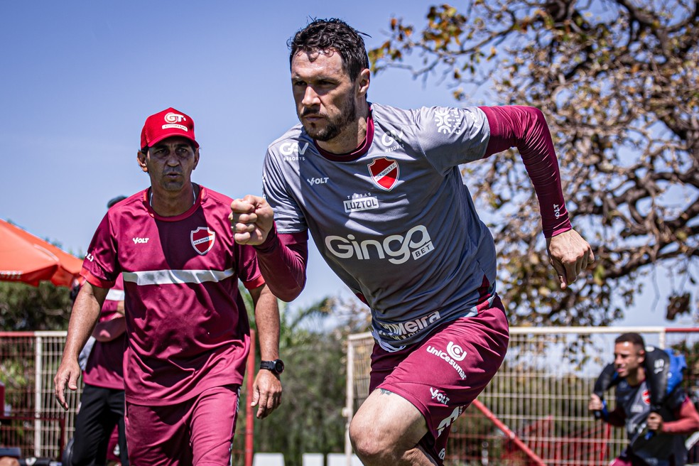 Tiago Pagnussat, zagueiro, em treino do Tigrão — Foto: Roberto Corrêa / Vila Nova F.C.