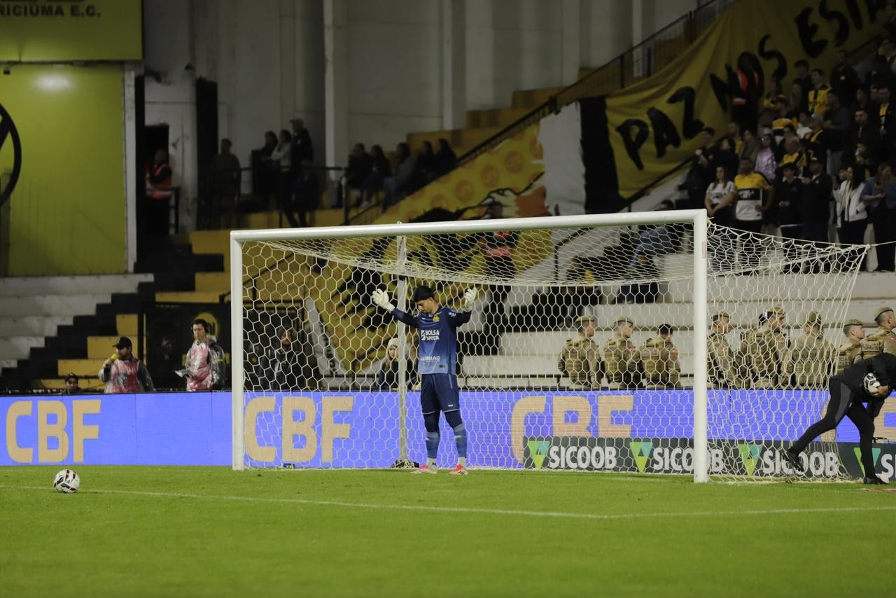 Do 'susto' à titularidade no Criciúma, goleiro da base celebra: "Realização de um sonho"