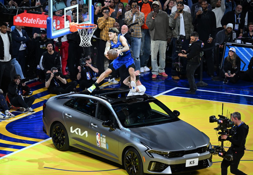 Mac McClung salta sobre carro na NBA — Foto: Tayfun Coskun/Anadolu via Getty Images