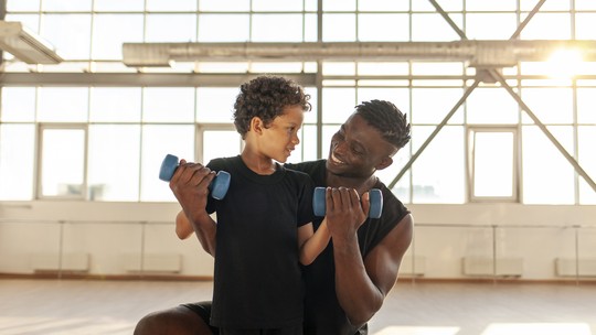 Crianças podem fazer musculação? Endocrinologista explica