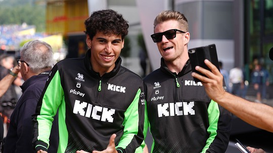 Em papo exclusivo, Bortoleto dá bastidores de relação com Hulkenberg e revela dificuldade no início - Brasileiro, que tem ótima relação com o companheiro de Sauber, participou do podcast "Na Ponta dos Dedos"