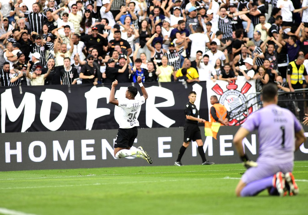 Wesley comemora gol do Corinthians contra o Fluminense — Foto: Marcos Ribolli