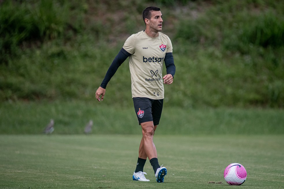 Raúl Cáceres está fora do jogo deste sábado — Foto: Victor Ferreira/EC Vitória