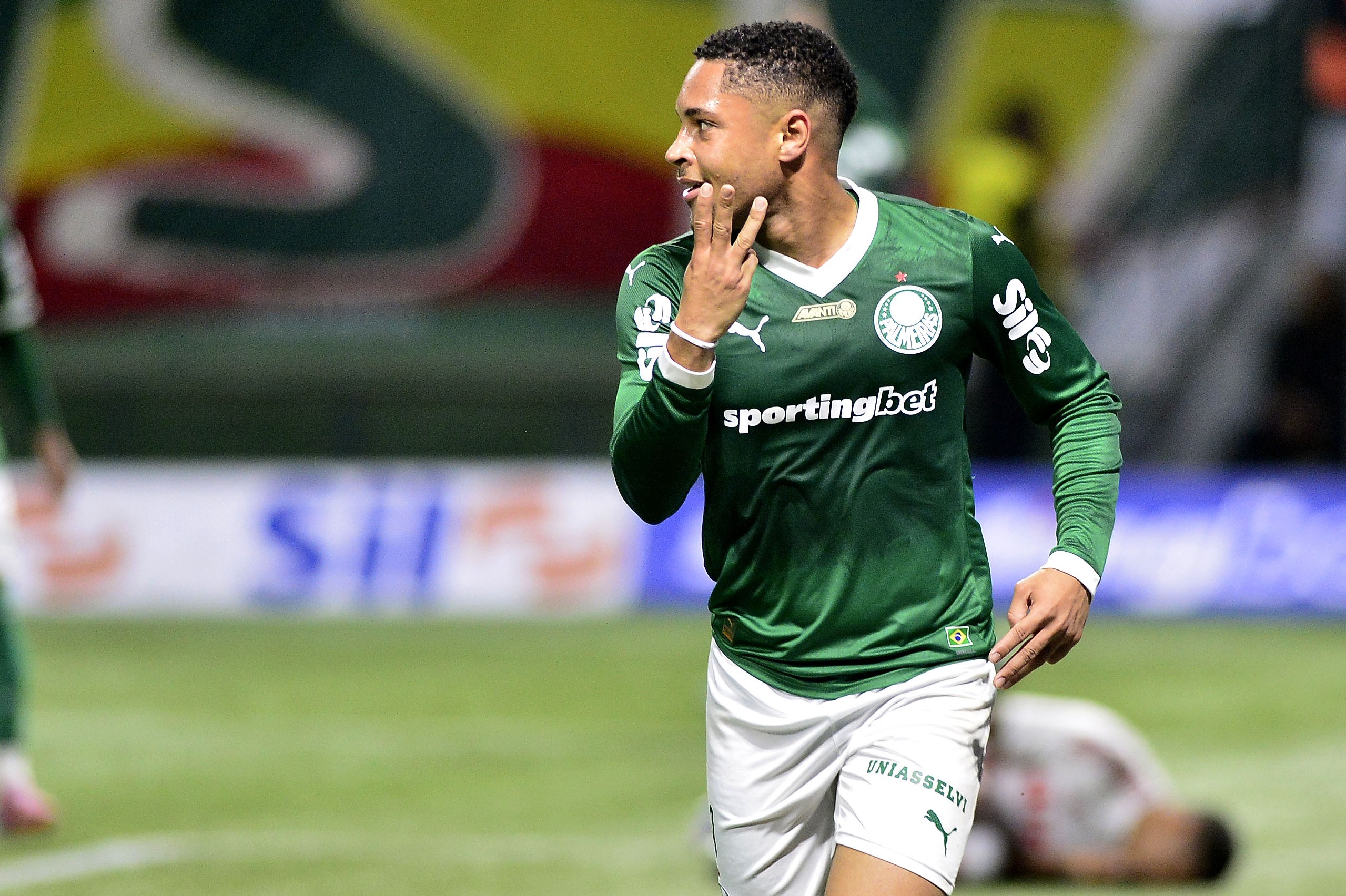 Palmeiras vence o Inter com hat-trick de Vitor Roque; confira as notas