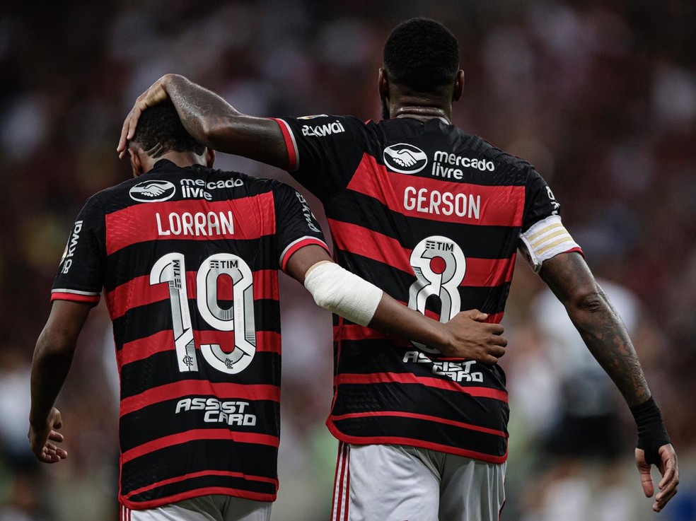 Lorran e Gerson comemoram após gol do jovem no Flamengo x Corinthians — Foto: Pedro Martins