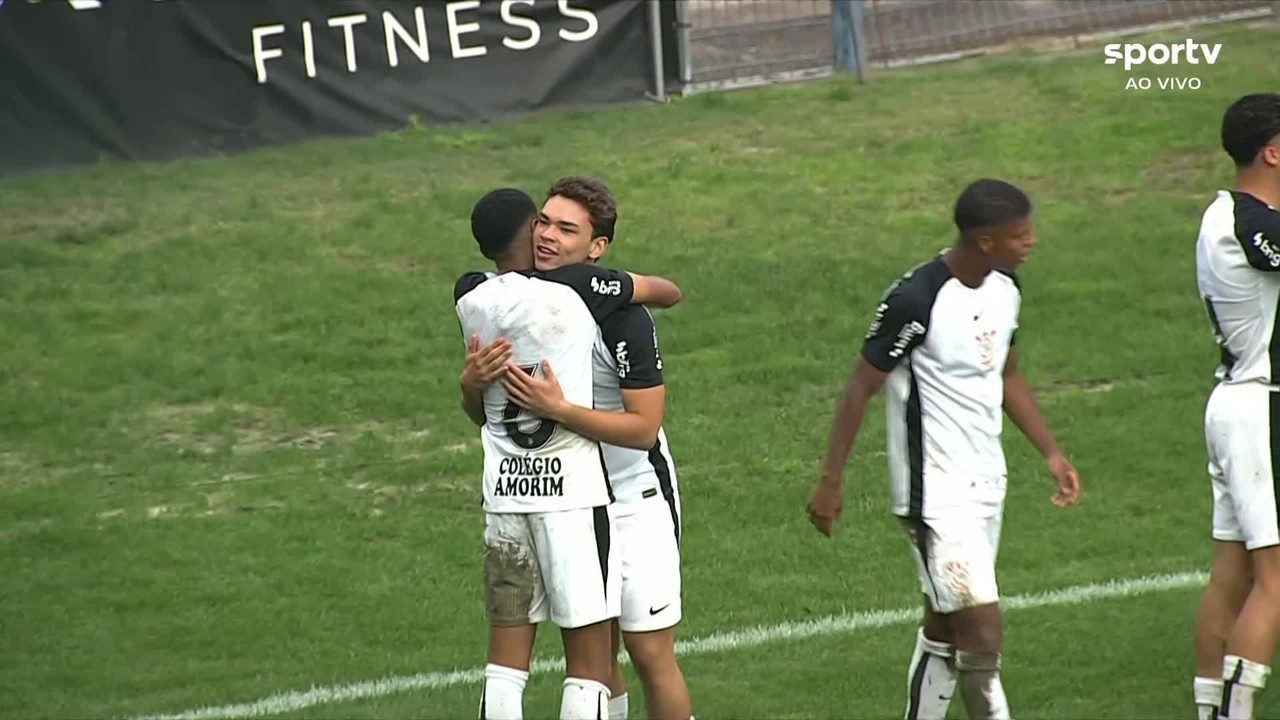 Jogadores do Corinthians comemorando na partida do sub-17 na Fazendinha