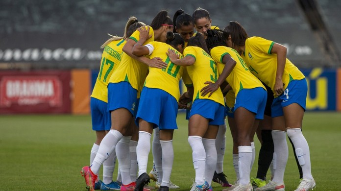 Campo de futebol americano rende piadas em jogo da Seleção Brasileira -  Lance!