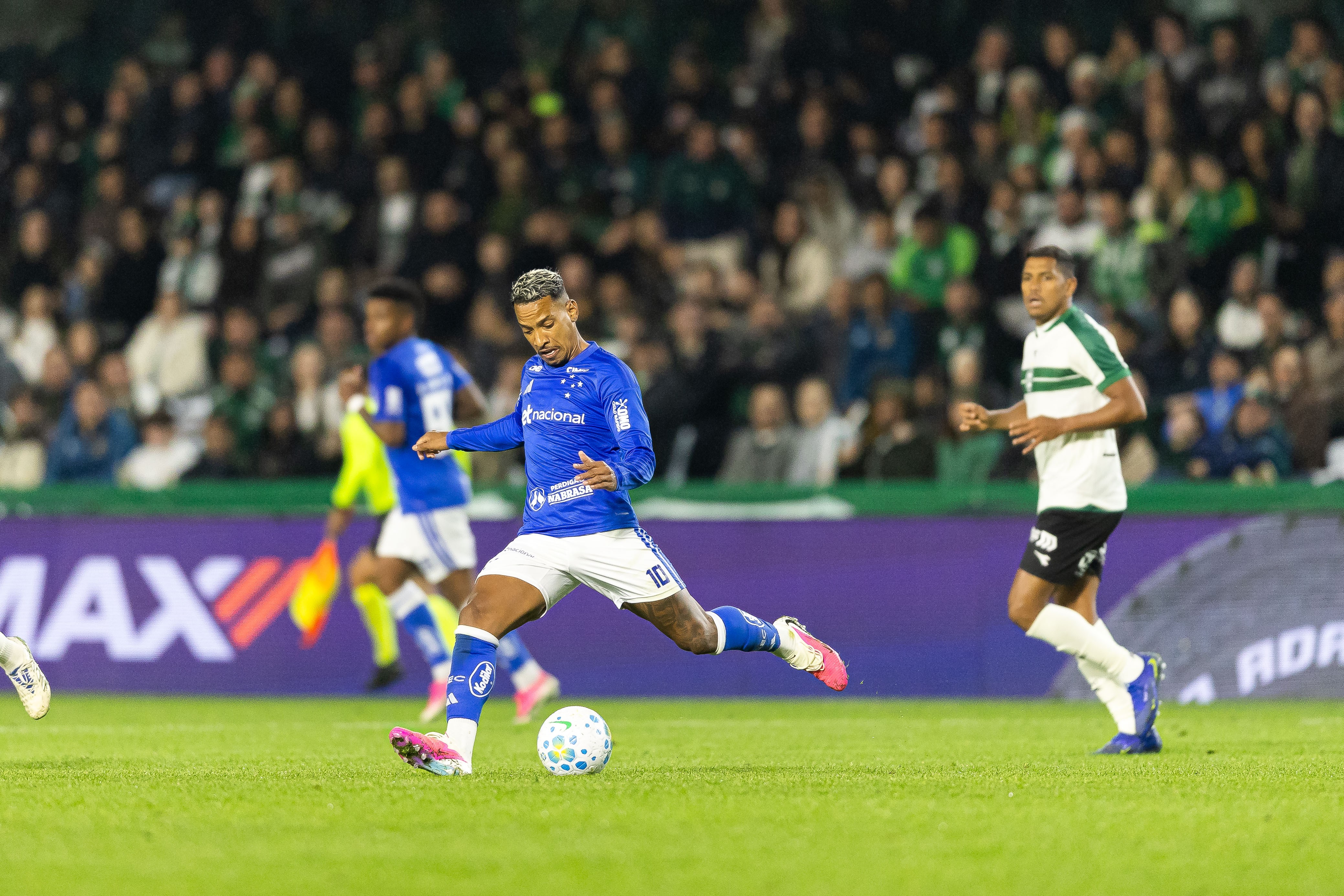 Matheus Pereira brilha e Cruzeiro vence Coritiba, projetando recuperação no Brasileirão