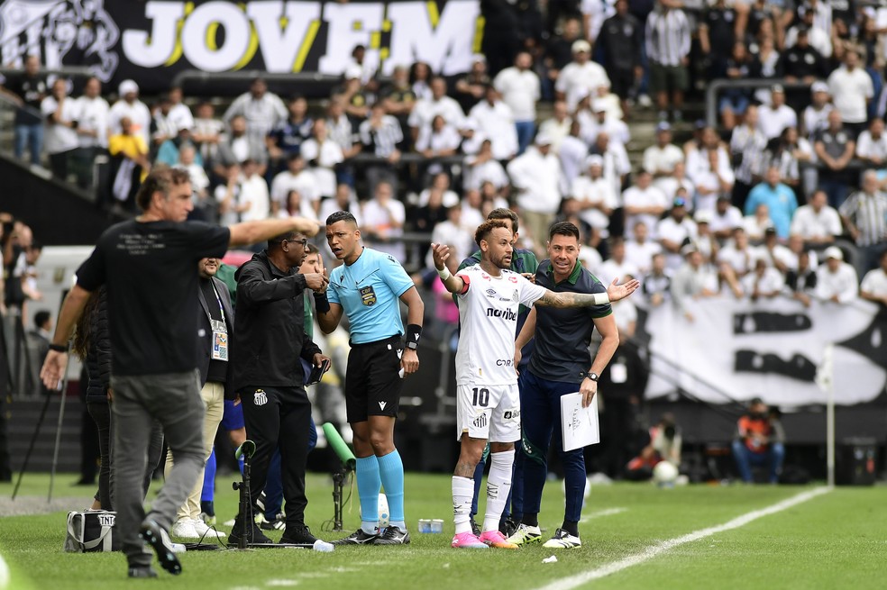 Neymar é substituído por engano em Santos x Coritiba — Foto: Marcos Ribolli