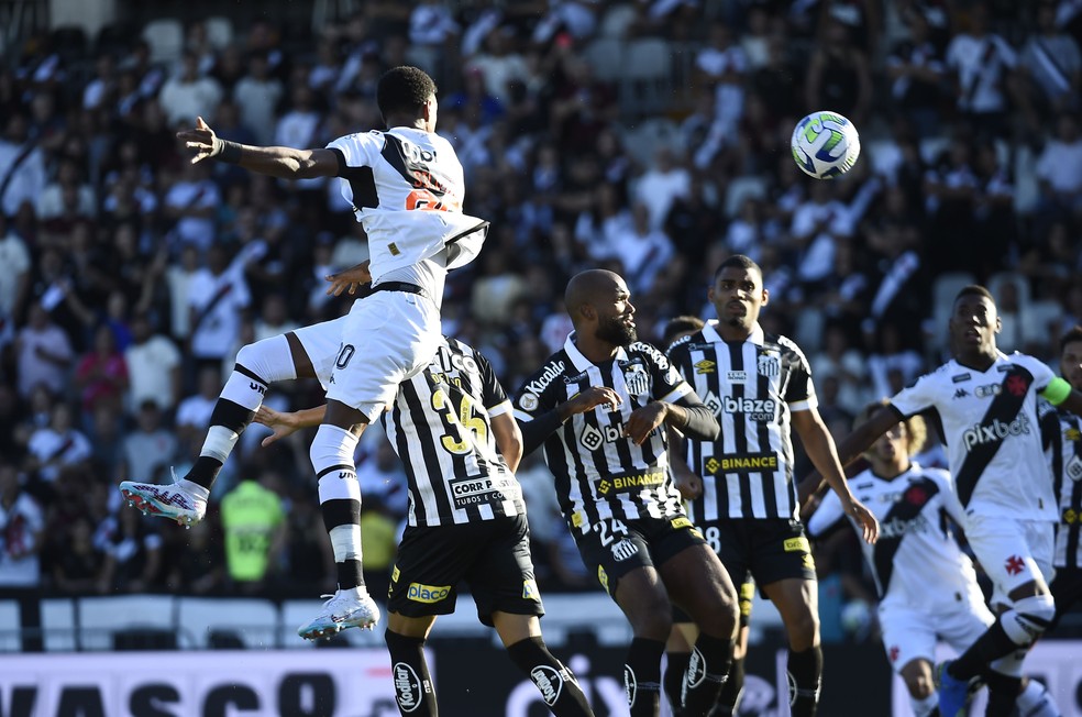 Disputa de bola em Vasco x Santos — Foto: André Durão