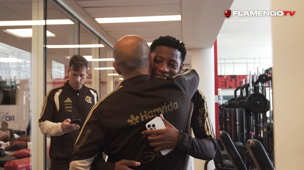 Plata � abra�ado por Leonardo Jardim ao se reapresentar ao Flamengo � Foto: Reprodu��o / FlamengoTV