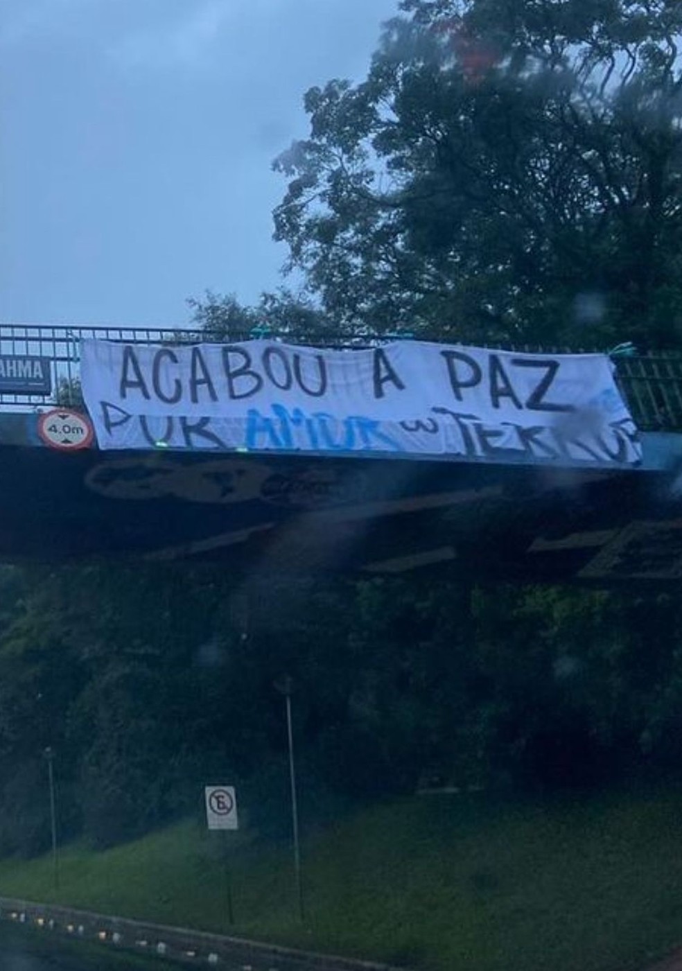 Faixa de protesto da torcida do Grêmio