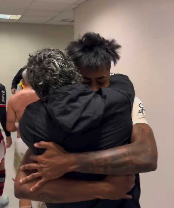 Expulso, Bruno Henrique recebe apoio dos colegas do Flamengo após classificação