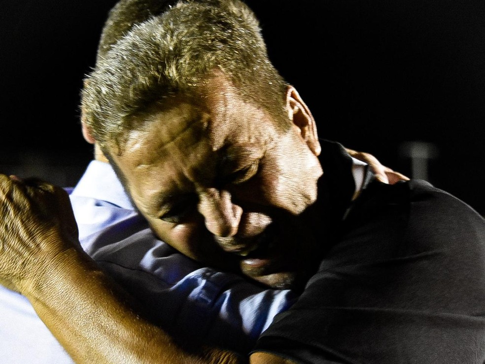 Joba e William De Mattia se abraçando após um jogo do Treze — Foto: Daniel Vieira / Treze FC