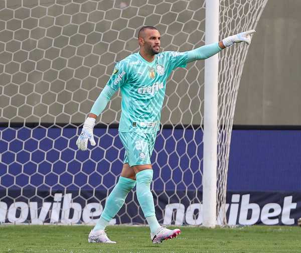 Weverton mantém-se protegido no Palmeiras após críticas por atuação no Dérbi.