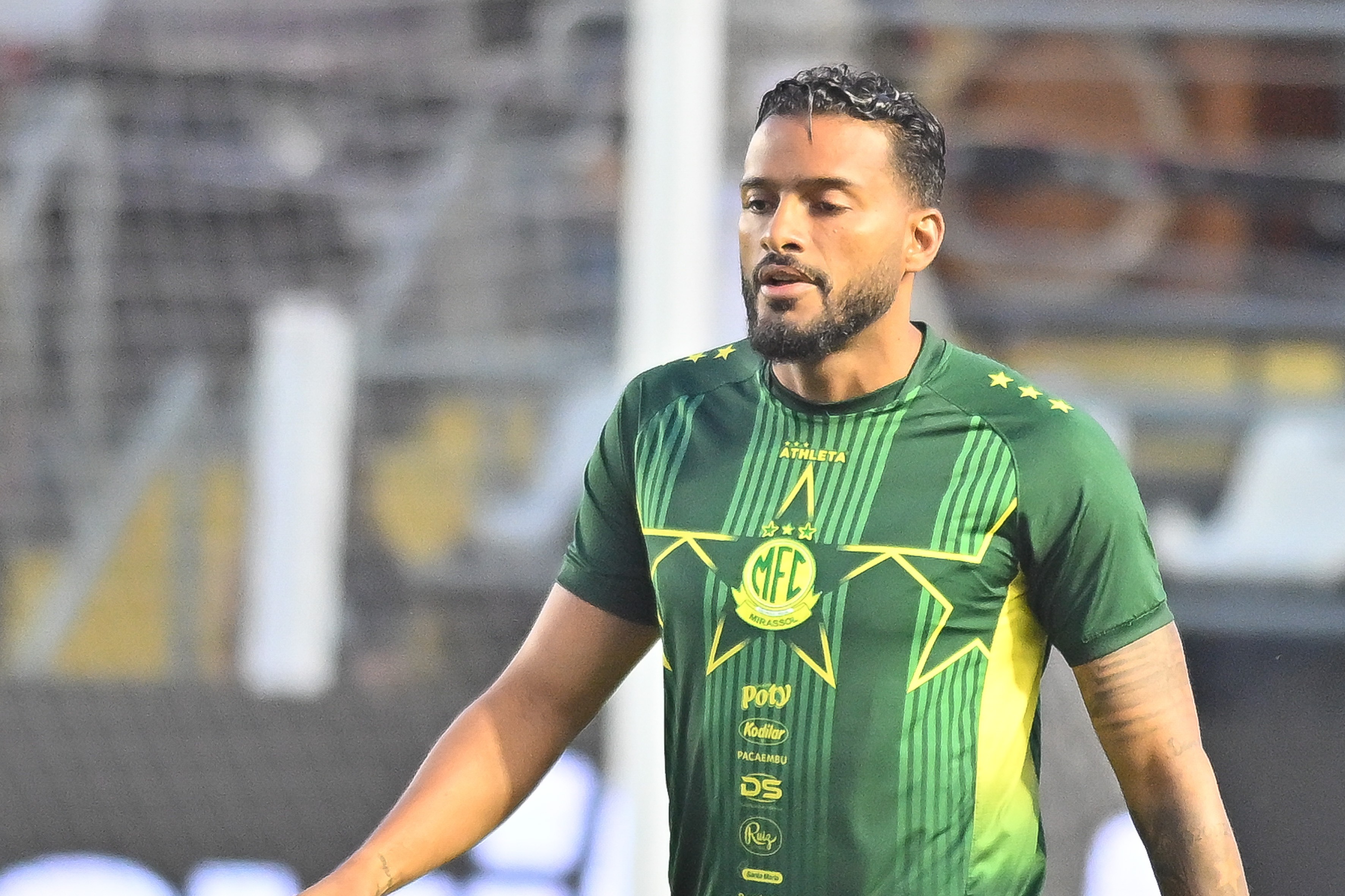 Reinaldo leva cusparada de torcedor em Santos x Mirassol; assista