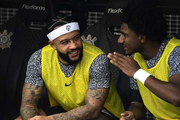 Estreia arrasadora: Memphis se destaca e conquista torcida corintiana na Arena