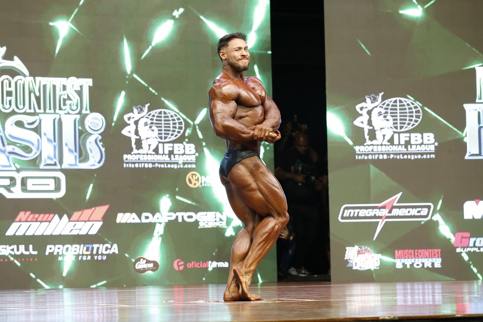 Ramon Dino em apresentação nas finais da Classic Physique do Mr. Olympia Brasil 2024 — Foto: Gustavo Tilio