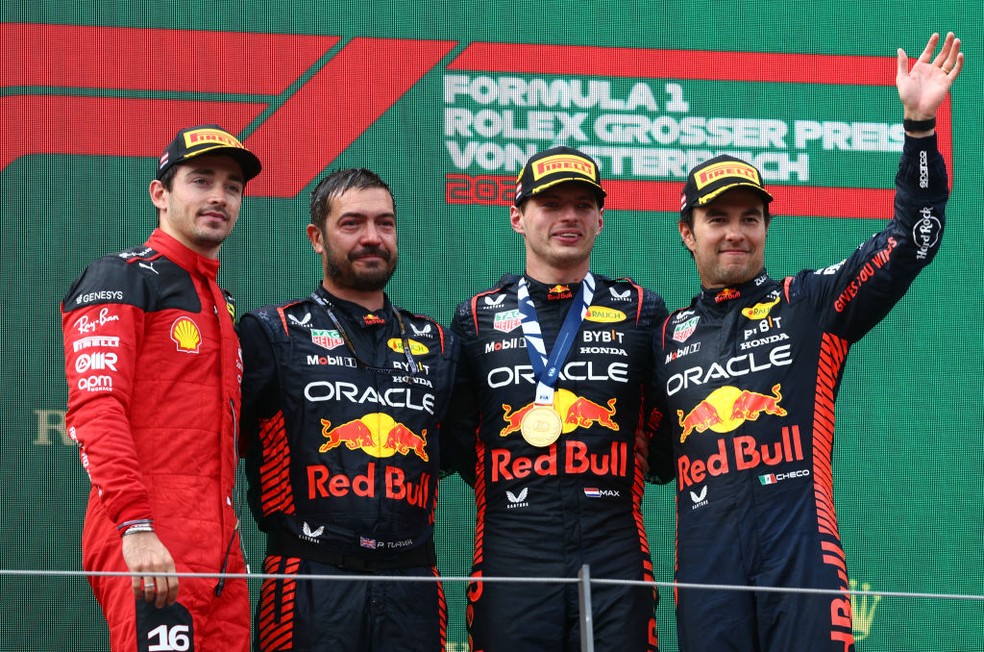 Pódio do GP da Áustria de F1 em 2023; Charles Leclerc, Max Verstappen (centro) e Sergio Pérez — Foto: Clive Rose/Getty Images