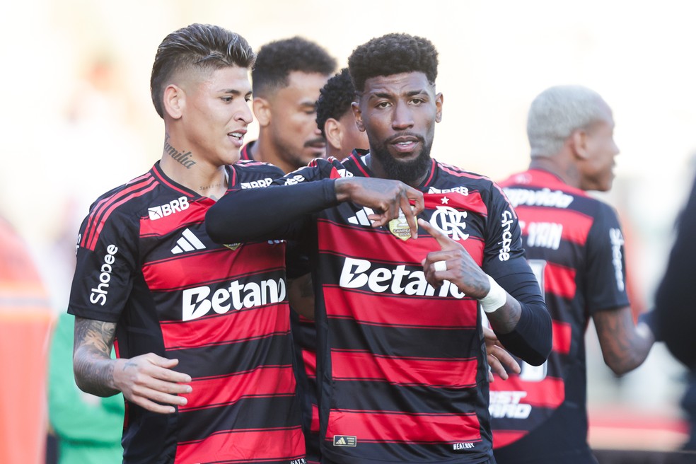 Carrascal e Emerson Royal durante a vitria do Flamengo sobre o Juventude  Foto: Gilvan de Souza/Flamengo