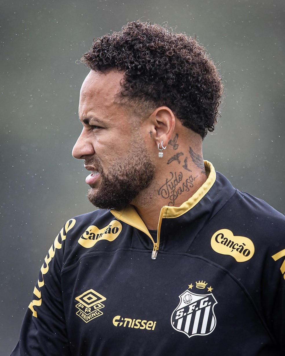 Santos confirma Neymar em gramado sintético, e médico elogia evolução física: "Muito satisfeito"