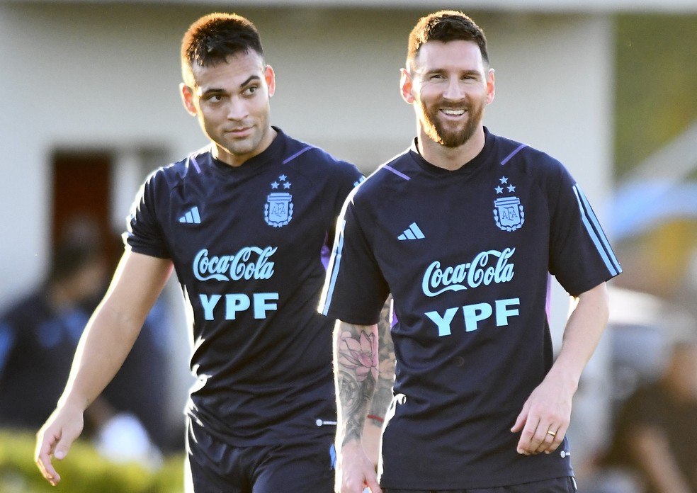Messi ao lado de Lautaro Martínez: atacante da Inter pode perder vaga para Julián Álvarez  — Foto: Getty Images