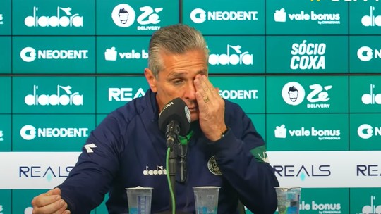 Após vitória do Coritiba, Jorginho chora ao se solidarizar com família de Izquierdo: "Sempre em oração"