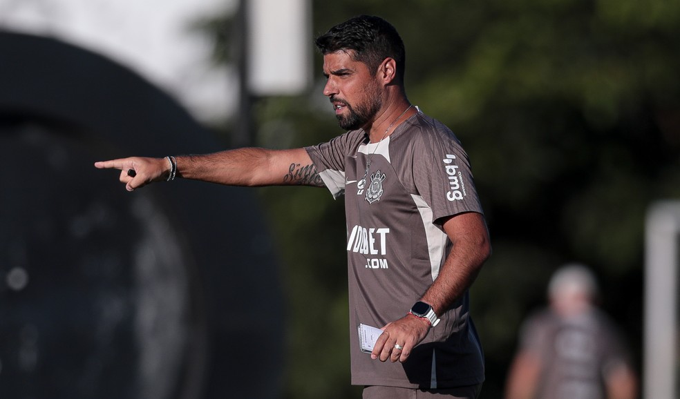 António Oliveira em treino do Corinthians — Foto: Rodrigo Coca/Agência Corinthians