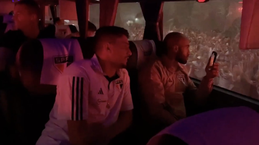 Pablo Maia e Lucas no ônibus do São Paulo — Foto: Reprodução
