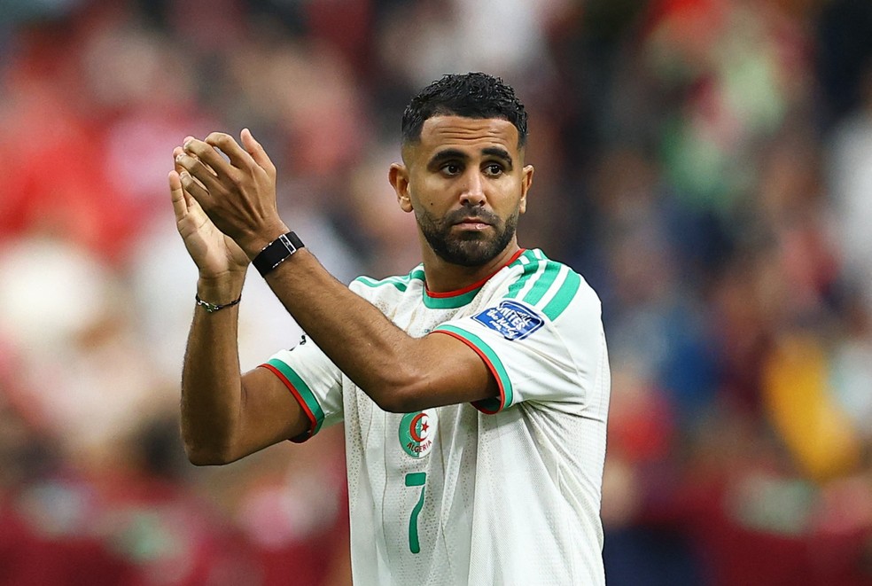 Mahrez na partida entre Suíça e Argélia — Foto: Reuters