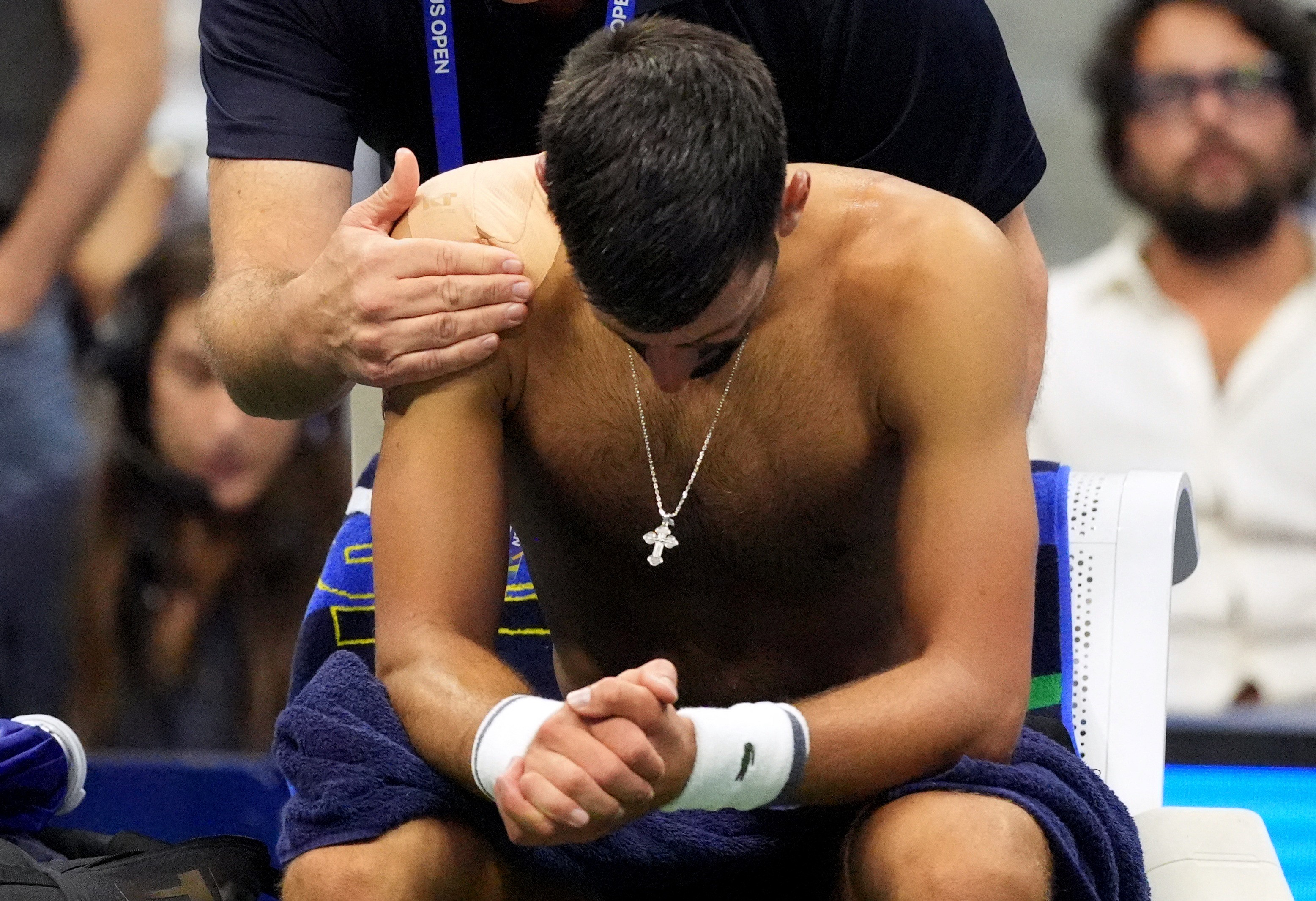 Djokovic chora, passa mal e cai na 1ª rodada do US Open para argentino