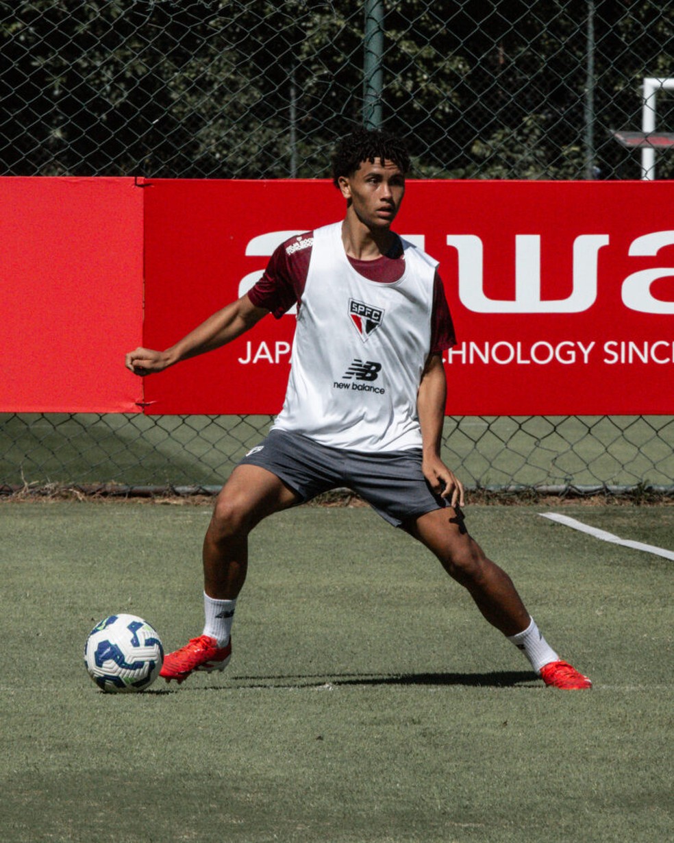Angelo, lateral-direito do São Paulo, em treino no CT — Foto: Erico Leonan / saopaulofc.net