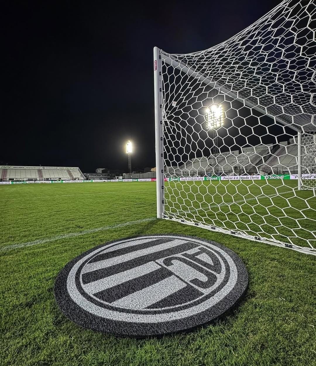 Jogadores do Cuiabá em treinamento focado para a rodada da Série B