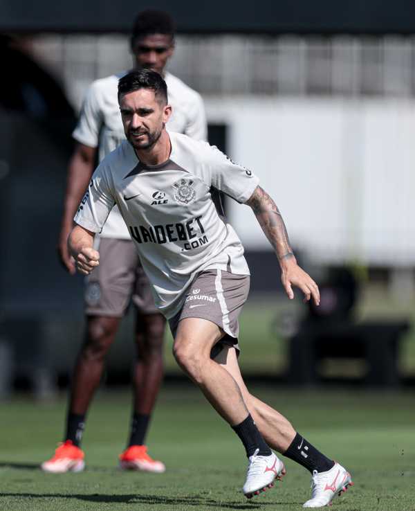 António Oliveira prepara alterações na escalação do Corinthians para enfrentar o Flamengo