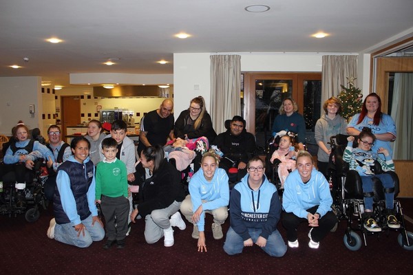 Jogadores do Manchester City levam presentes de Natal para crianças em  hospital; VÍDEO - Rádio Capital Fm