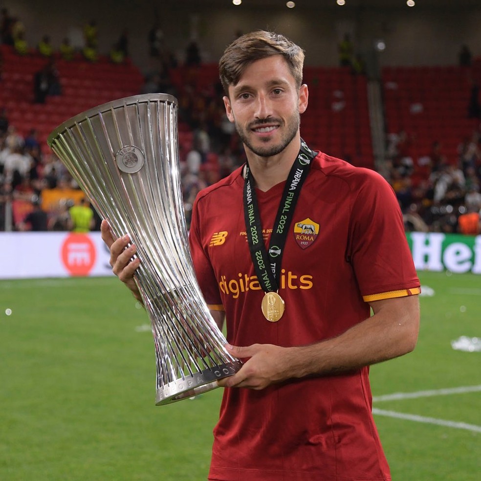 Viña com o troféu da Liga Conferência pela Roma — Foto: Divulgação