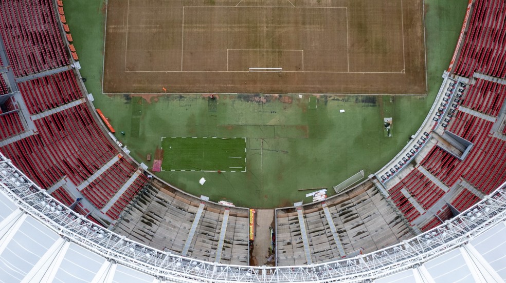 Recuo de alagamento mostra danos ao gramado do Beira-Rio — Foto: Jefferson Botega/Agência RBS