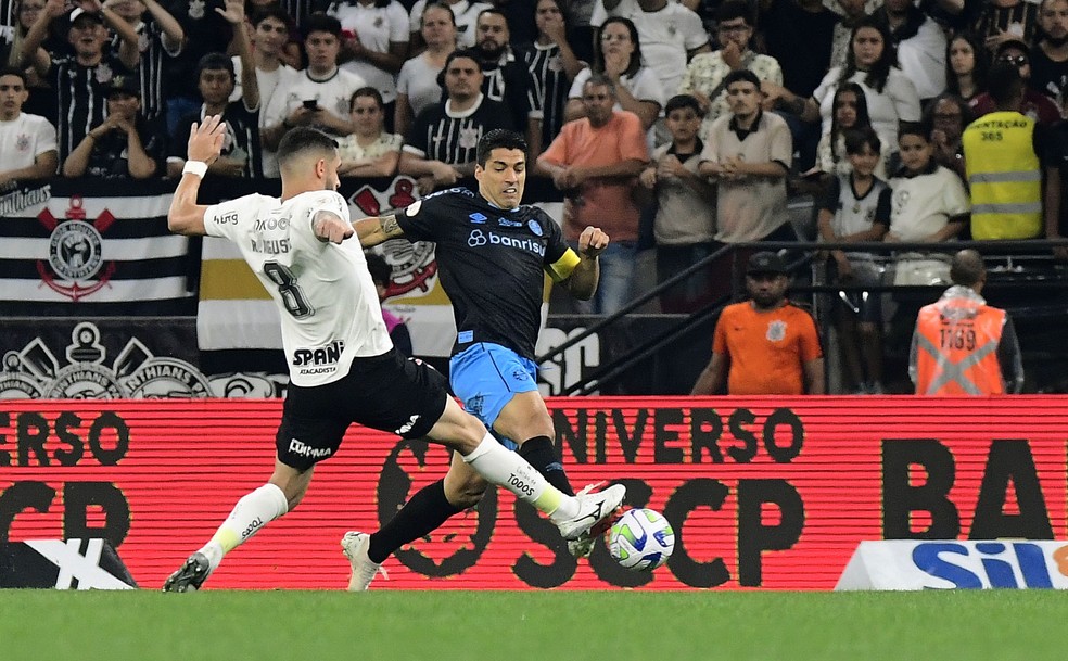 Luis Suárez disputa bola com Renato Augusto em Corinthians x Grêmio, pelo Brasileirão — Foto: Marcos Ribolli/ge